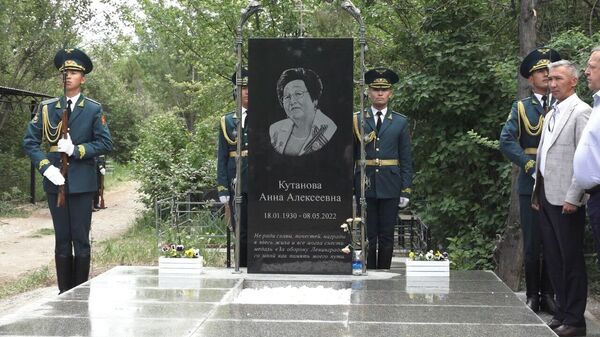 В Бишкеке торжественно открыли памятник Анне Кутановой — видео - Sputnik Кыргызстан