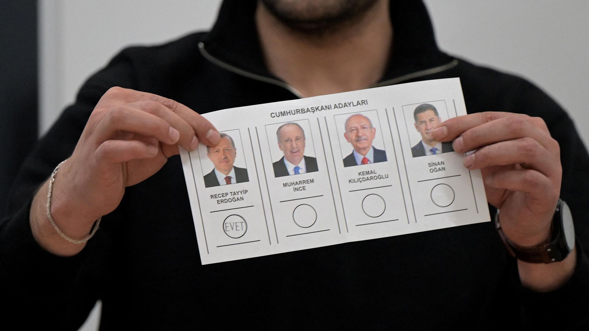 Бюллетень с голосом за Реджепа Тайипа Эрдогана на избирательном участке в Стамбуле - Sputnik Кыргызстан, 1920, 14.05.2023