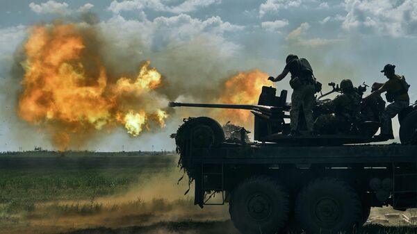 Украинские солдаты ведут огонь из пушки возле Бахмута - Sputnik Кыргызстан