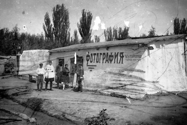 Фотосалон, работавший в городе в 1930-х годах - Sputnik Кыргызстан