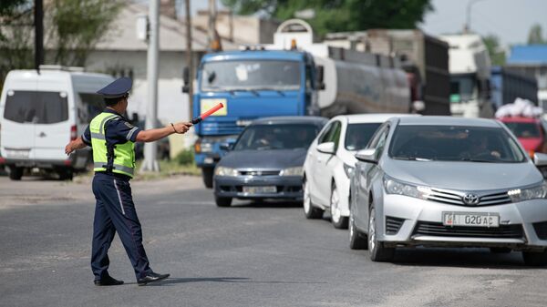 Сотрудники милиции перекрывают дорогу. Архивное фото - Sputnik Кыргызстан