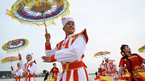Спектакль учурунда улуттук кийимчен кытайлык труппа. Архив - Sputnik Кыргызстан