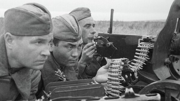 Ар турдуу улуттагы жоокерлерден турган пулеметтук бригада салгылашууда. Архив - Sputnik Кыргызстан