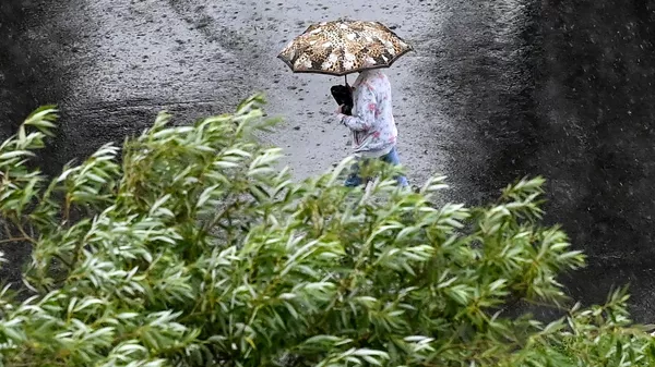 Женщина идет под зонтом во время дождя. Архивное фото - Sputnik Кыргызстан