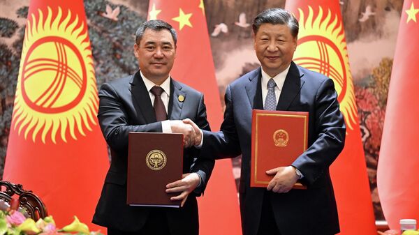 Президент Садыр Жапаров и глава Китая Си Цзиньпин во время подписания совместной декларации Кыргызстана и Китая по итогам переговоров в Сиане - Sputnik Кыргызстан
