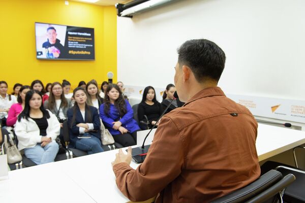Блогер выступил перед студентами факультетов журналистики нескольких столичных вузов - Sputnik Кыргызстан