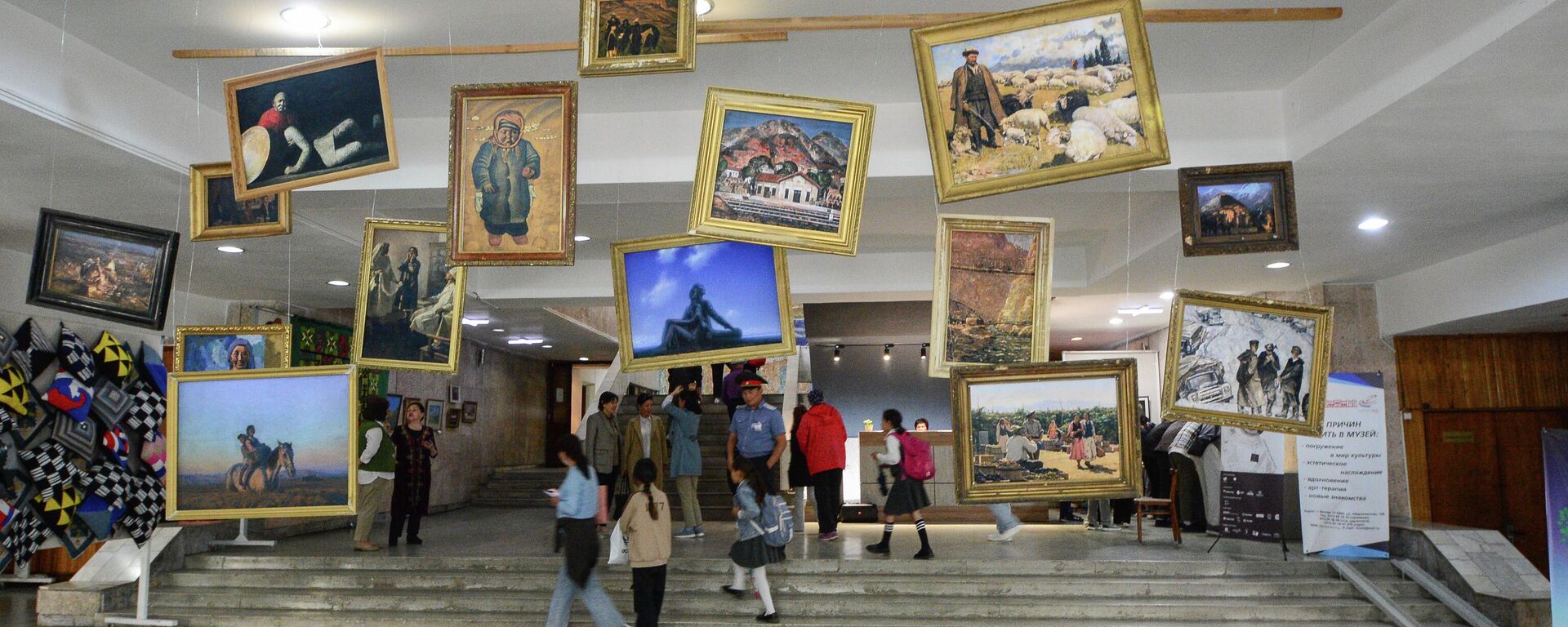 Посетители акции Ночь в музее в Кыргызском национальном музее изобразительных искусств им. Гапара Айтиева. Архивное фото - Sputnik Кыргызстан, 1920, 29.09.2025