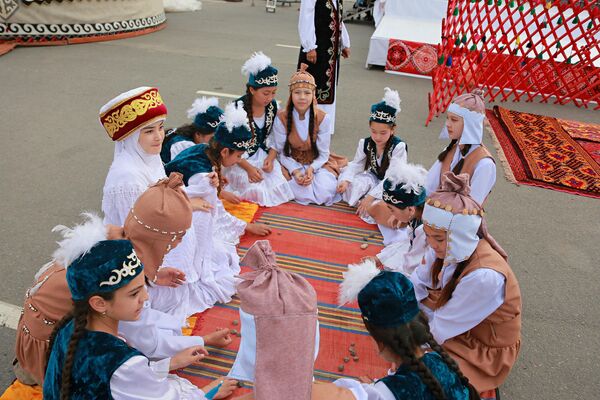 Мероприятие состоялось в рамках VII Международного фестиваля эпосов мира, проходящего с 17 по 19 мая - Sputnik Кыргызстан
