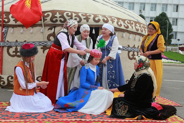 На центральной площади южной столицы специальная комиссия фестиваля ознакомилась с национальными традициями и обычаями - Sputnik Кыргызстан