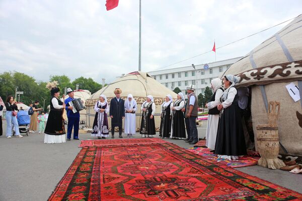 Особое внимание зрителей вызвала демонстрация обычаев тушо кесуу, чач оруу, атка мингизуу, кыз узатуу - Sputnik Кыргызстан