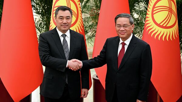 Президент Садыр Жапаров с премьером Государственного совета КНР Ли Цяном. Архивное фото - Sputnik Кыргызстан