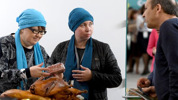 Посетители международной выставки Russia Halal Expo в Казани. Архивное фото - Sputnik Кыргызстан