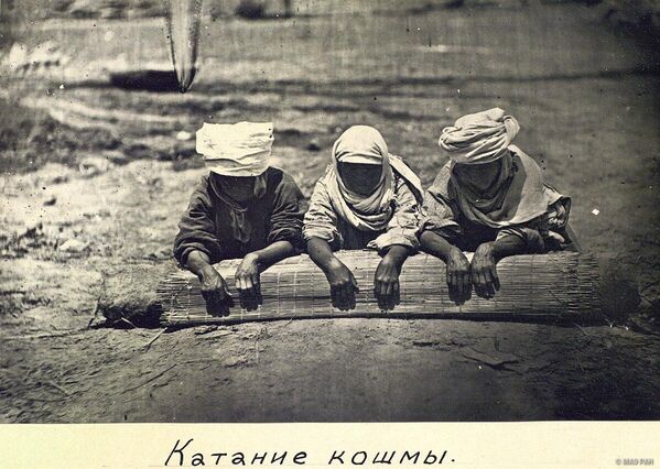 Кийиз жасаган апалар. Сүрөт XIX кылымдын экинчи жарымында тартылган - Sputnik Кыргызстан