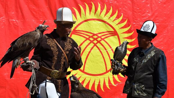 Кыргызские беркутчи во время праздника охоты Салбурун на Иссык-Куле. Архивное фото - Sputnik Кыргызстан