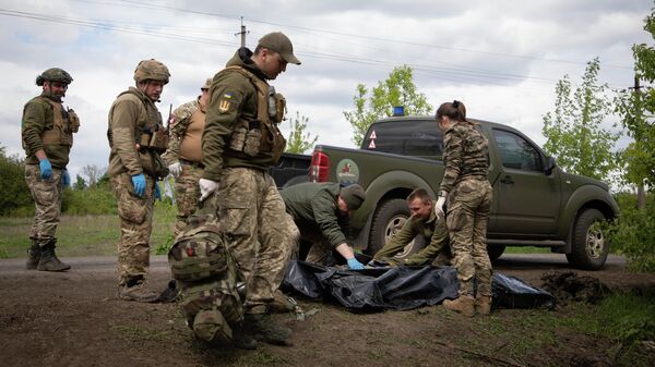 Военные медики укладывают тела украинских солдат в под Бахмутом - Sputnik Кыргызстан