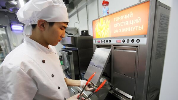 Тез тамактануу кафесинин кызматкери заказ даярдап жатат. Архив  - Sputnik Кыргызстан