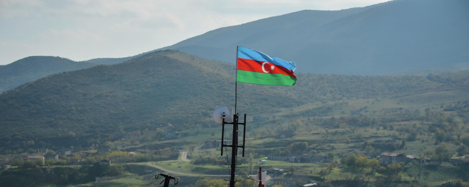 Флаг Азербайджана у села Талыш. Архивное фото - Sputnik Кыргызстан, 1920, 22.05.2023