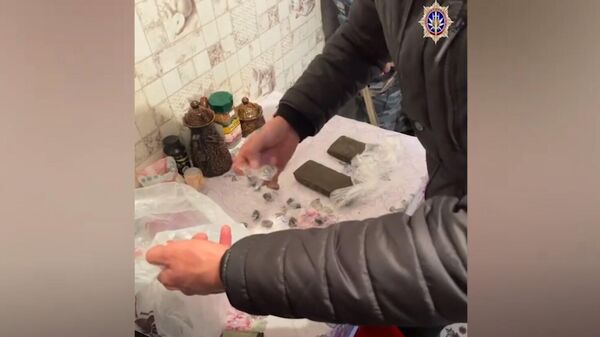 Под Бишкеком раскрыли схему продажи наркотиков с участием заключенного. Видео - Sputnik Кыргызстан