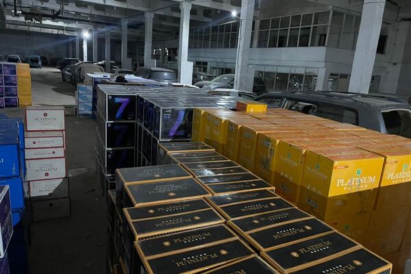 ГКНБ пресек контрабанду табачных изделий в особо крупном размере через КПП &quot;Достук-автодорожный&quot;, пишет пресс-служба госкомитета - Sputnik Кыргызстан