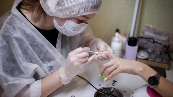 Мастер ногтевого сервиса делает маникюр клиентке. Архивное фото - Sputnik Кыргызстан