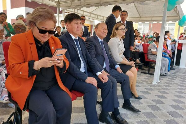 Мэр напомнил, что по поручению президента Садыра Жапарова эта школа была построена за полгода - Sputnik Кыргызстан