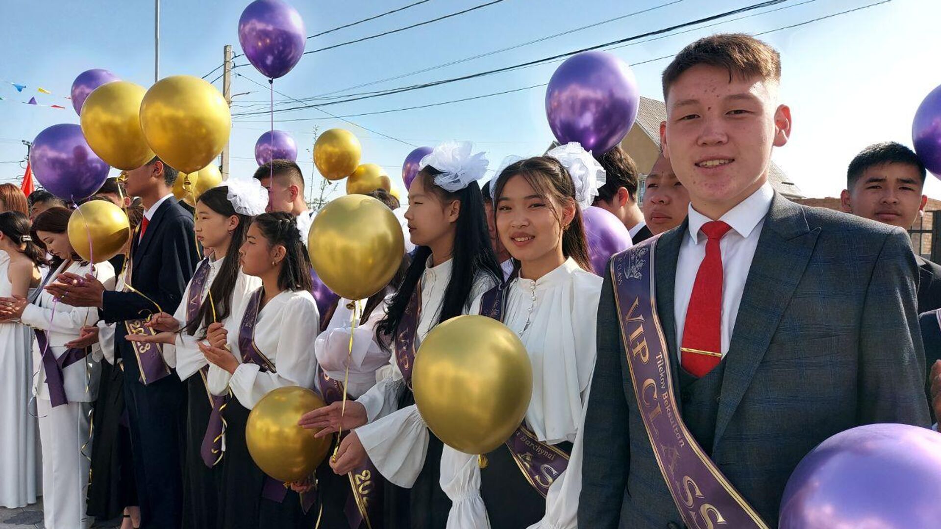 Выпускники на церемонии последнего звонка в школе №100 в Бишкеке - Sputnik Кыргызстан, 1920, 25.05.2023
