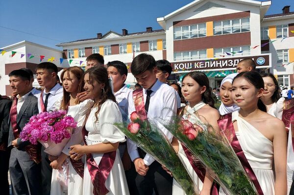 Всего в столице 11-й класс оканчивают 8 111 учеников, 55 из которых — с аттестатом особого образца - Sputnik Кыргызстан