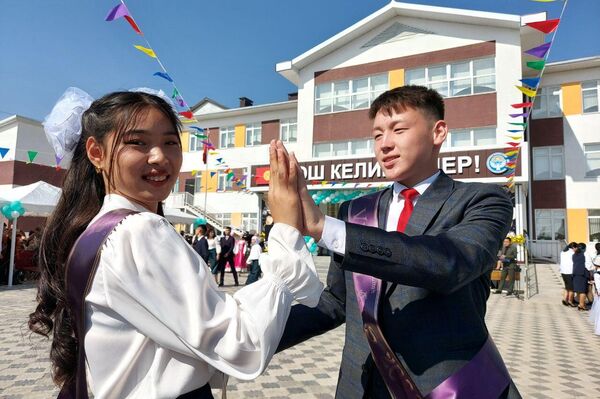 Градоначальник пожелал выпускникам, чтобы их будущее было светлым - Sputnik Кыргызстан
