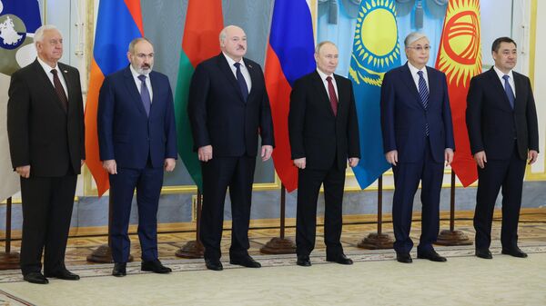 ЕАЭБ мамлекеттеринин лидерлери Москвадагы саммит учурунда - Sputnik Кыргызстан
