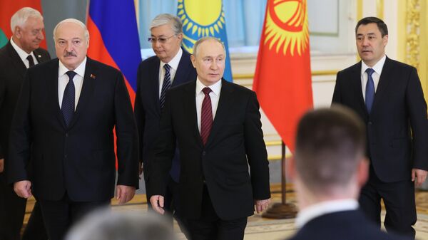 Президент РФ Владимир Путин и лидеры стран-участниц ЕАЭС - Sputnik Кыргызстан