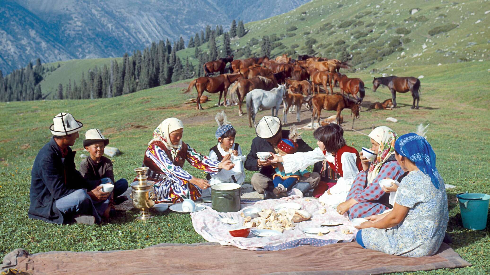Киргизы большая. Горы кымыз Кыргызстана. Кыргызская семья. Джайлоо туризм. Семья кыргызов.