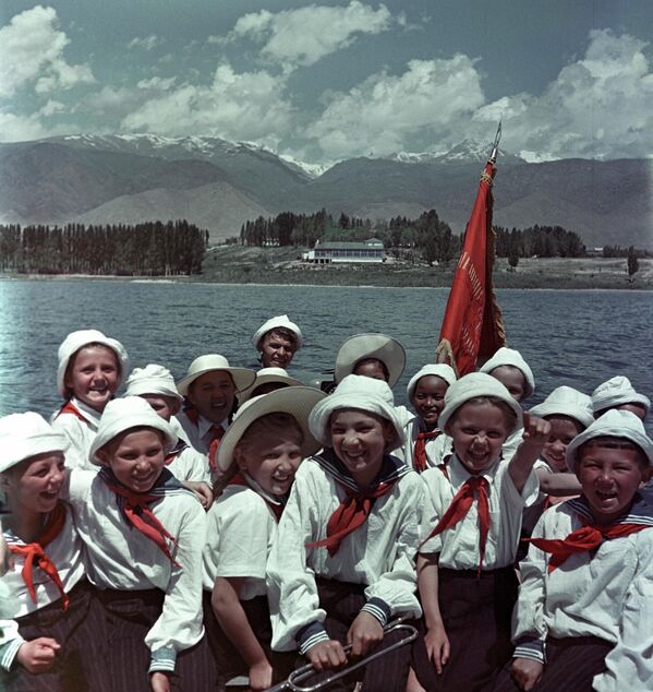 Ысык-Көлдөгү &quot;Чолпон-Ата&quot; санаторийинде эс алган окуучулар. 1956-жыл - Sputnik Кыргызстан