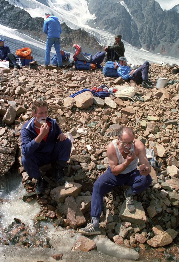 Тянь-Шань тоо кыркаларына машыгууга чыккан альпинисттер эс алып отурат. Алардын арасында советтик, канадалык спортчулар бар. 1986-жыл - Sputnik Кыргызстан