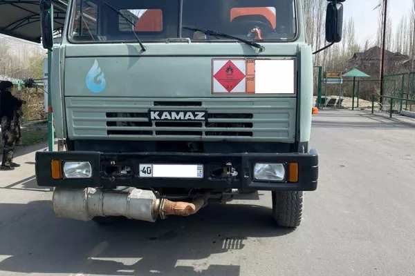 19 мая решением суда конфисковали машину марки КамАЗ, на которой в марте этого года в Баткенской области перевозили ГСМ на 599 тысяч сомов - Sputnik Кыргызстан