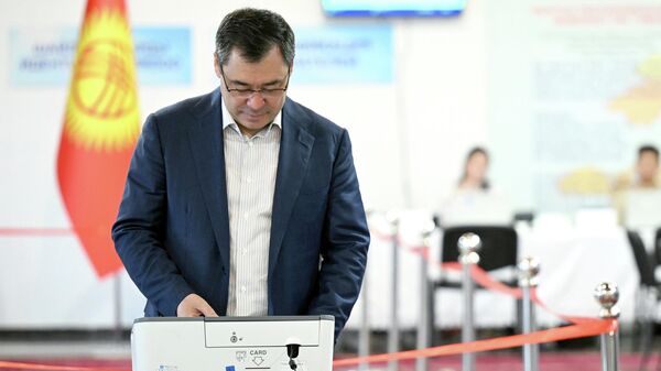 Президент Садыр Жапаров парламенттик шайлоодо добуш берип жатат. Архив - Sputnik Кыргызстан