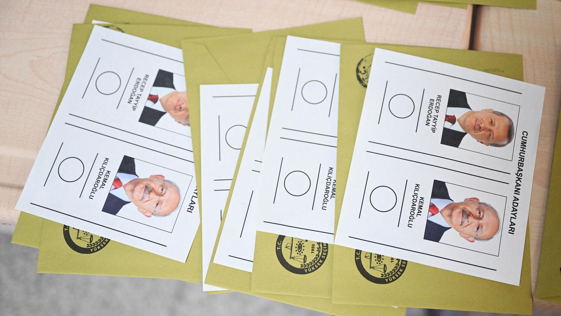 Бюллетени на одном из избирательных участков в Анкаре во время второго тура президентских выборов в Турции. - Sputnik Кыргызстан, 1920, 28.05.2023
