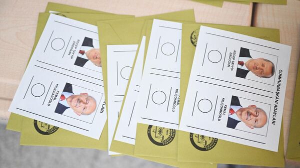 Бюллетени на одном из избирательных участков в Анкаре во время второго тура президентских выборов в Турции. - Sputnik Кыргызстан