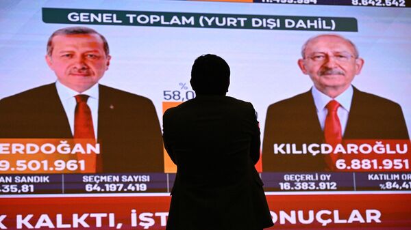 Экран с предварительными итогами голосования во втором туре президентских выборов  - Sputnik Кыргызстан
