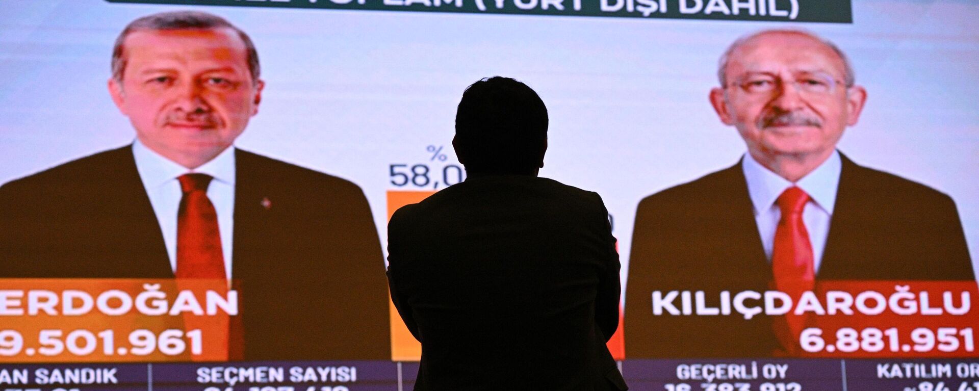 Экран с предварительными итогами голосования во втором туре президентских выборов  - Sputnik Кыргызстан, 1920, 28.05.2023
