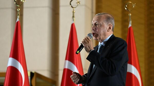 Gрезидент Турции Реджеп Тайип Эрдоган выступает перед сторонниками на площади у Президентского дворца в Анкаре - Sputnik Кыргызстан