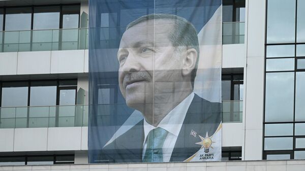 Баннер с портретом действующего президента Турции Реджепа Тайипа Эрдогана на фасаде одного из зданий в Анкаре - Sputnik Кыргызстан