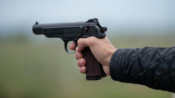 Мужчина с пистолетом в руках. Архивное фото - Sputnik Кыргызстан