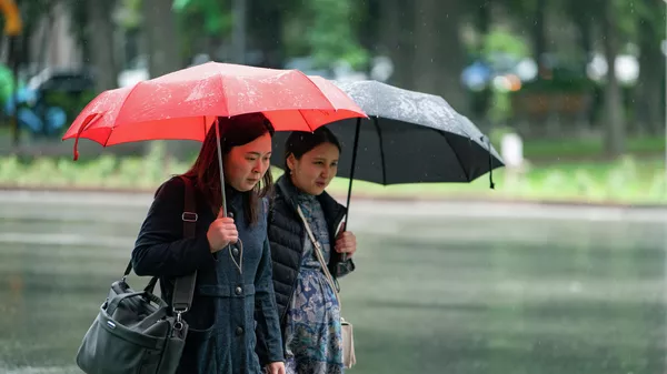 Девушки с зонтами во время дождливой погоды в Бишкеке. Архивное фото - Sputnik Кыргызстан