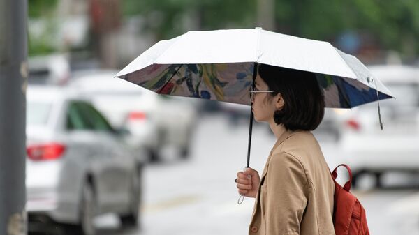 Девушка с зонтом во время дождливой погоды в Бишкеке. Архивное фото - Sputnik Кыргызстан