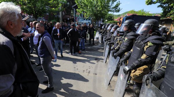 Сотрудники полиции во время беспорядков в Косово - Sputnik Кыргызстан