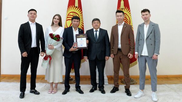 Встреча председателя кабмина Акылбека Жапарова с участниками группы D Billions - Sputnik Кыргызстан
