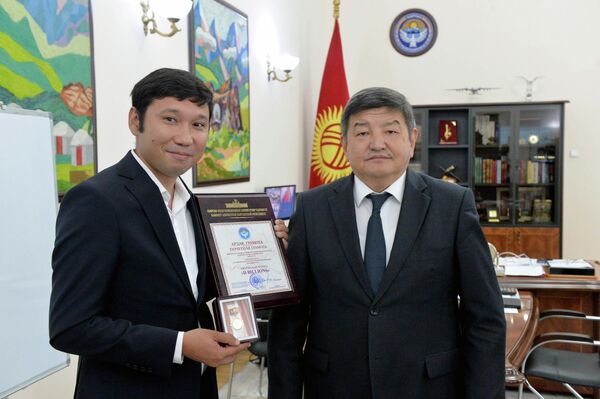 Жапаров наградил членов коллектива почетной грамотой кабмина за особый вклад в развитие культуры - Sputnik Кыргызстан