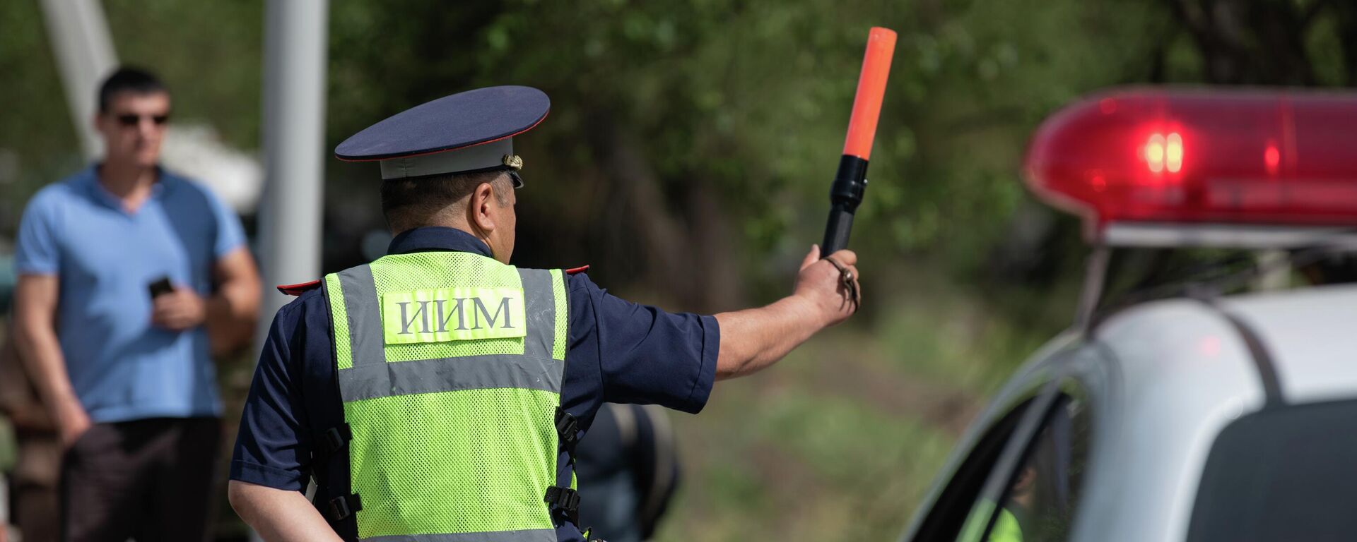 Сотрудник МВД с жезлом. Архивное фото - Sputnik Кыргызстан, 1920, 27.08.2025