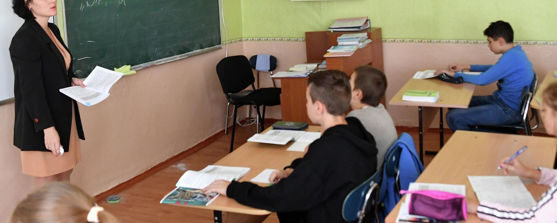 Учитель во время урока в классе школы. Архивное фото - Sputnik Кыргызстан, 1920, 02.02.2024