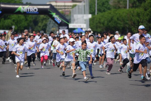 Дети участвуют в забеге на площади Ала-Тоо в Бишкеке  - Sputnik Кыргызстан